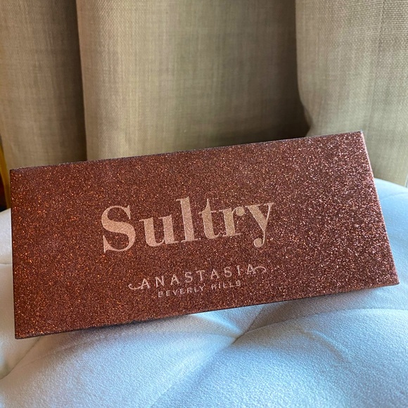 Sultry eyeshadow palette by Anastasia Beverly Hills ABH